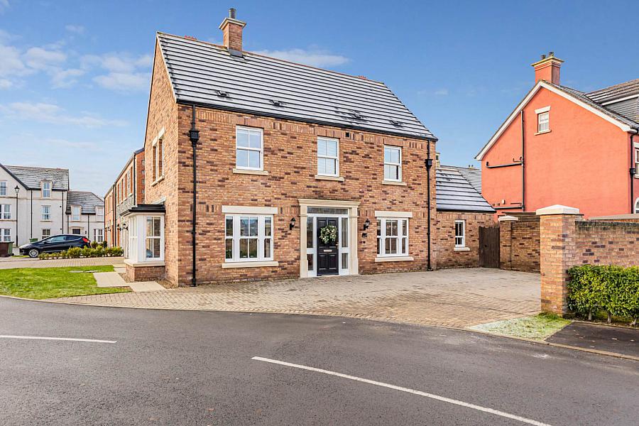 2 Ballantine Square, Lisburn, BT27 5FU