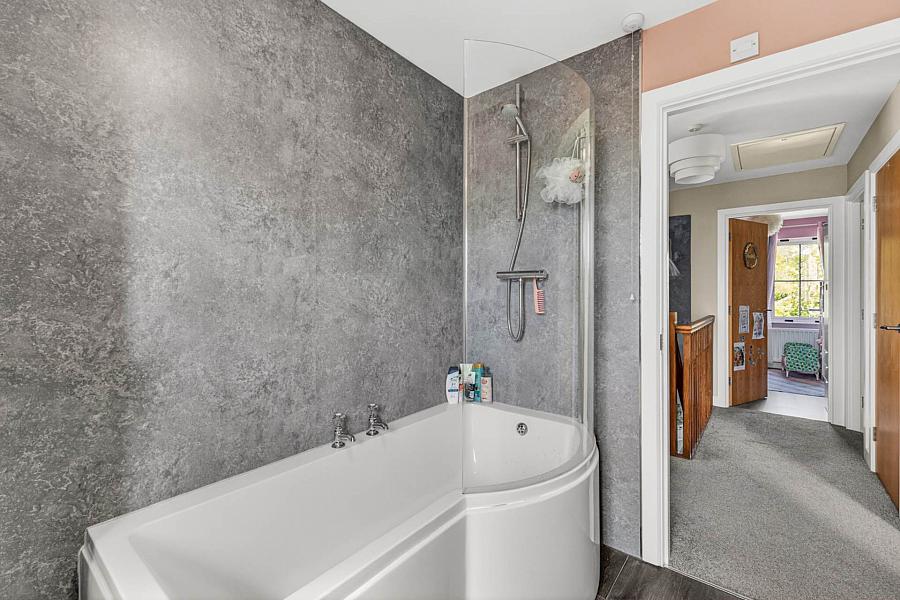 3A Holstein Crescent