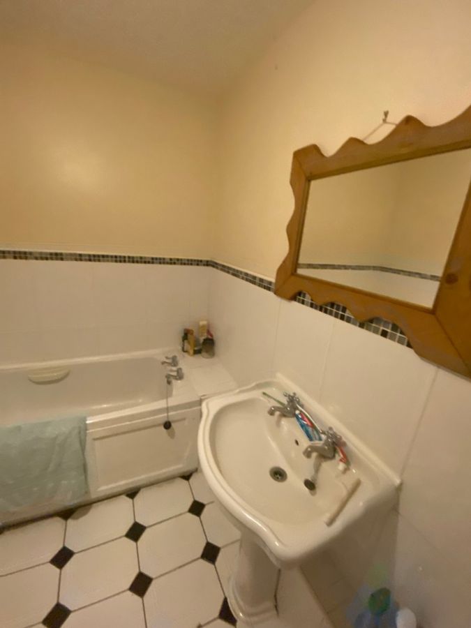 82 17 Queens Square