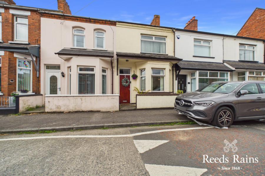 5 Hollycroft Avenue