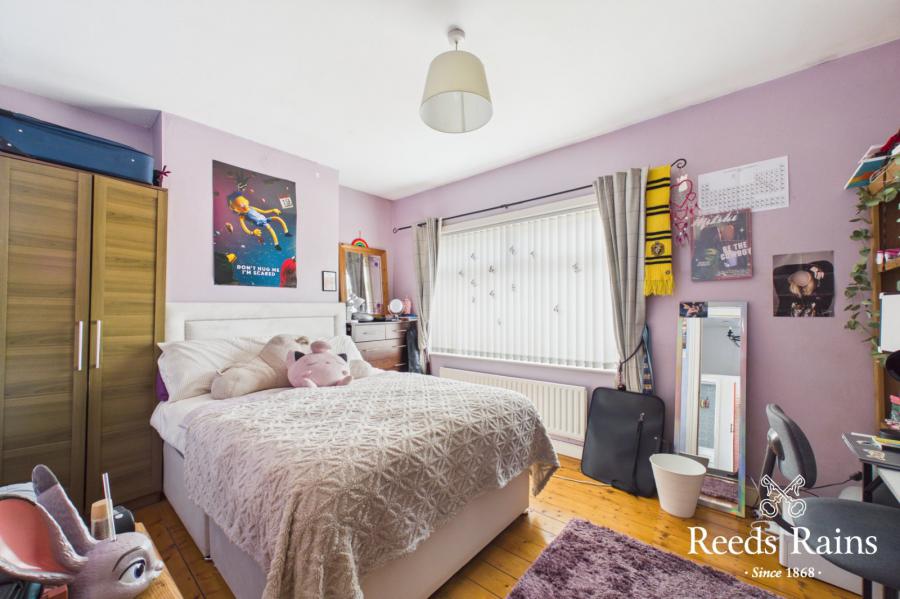 5 Hollycroft Avenue
