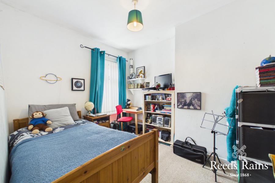 5 Hollycroft Avenue