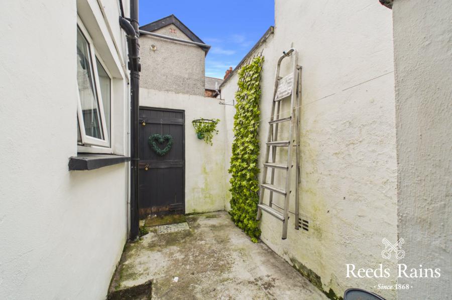 5 Hollycroft Avenue
