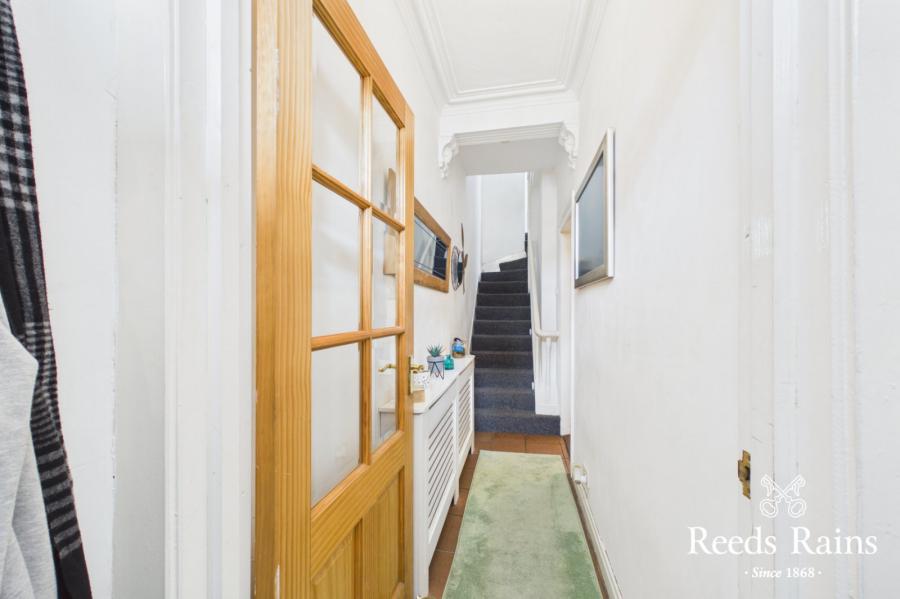 5 Hollycroft Avenue