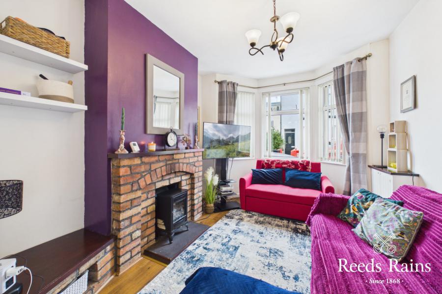 5 Hollycroft Avenue