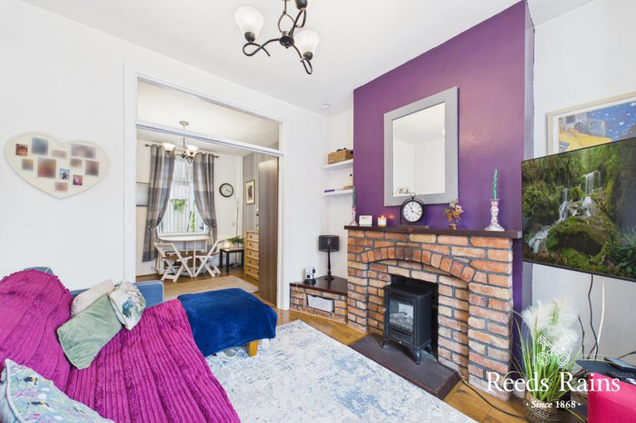 5 Hollycroft Avenue