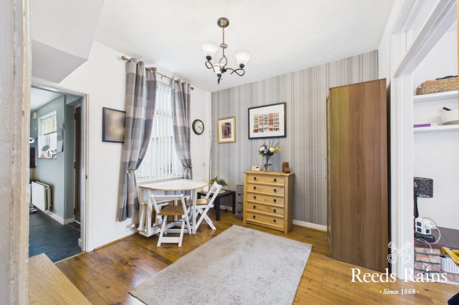 5 Hollycroft Avenue