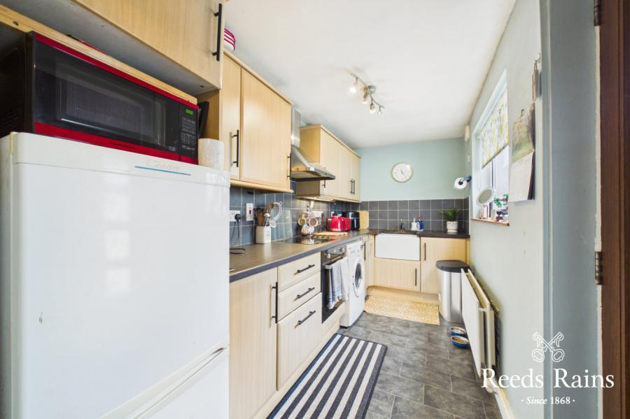 5 Hollycroft Avenue