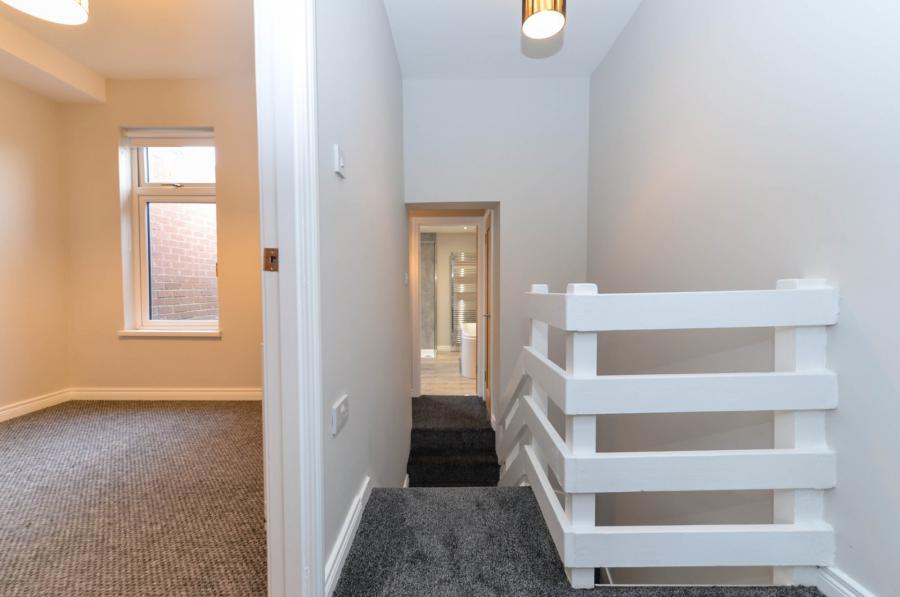 18 Hollycroft Avenue