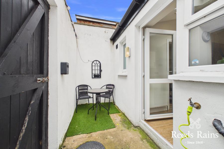 25 Hillview Avenue