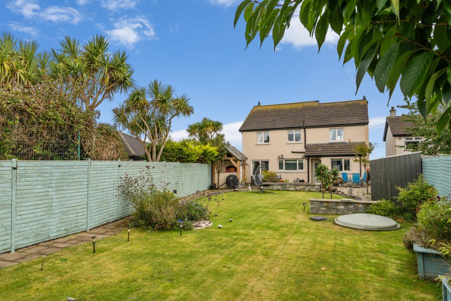 16 Manse Road