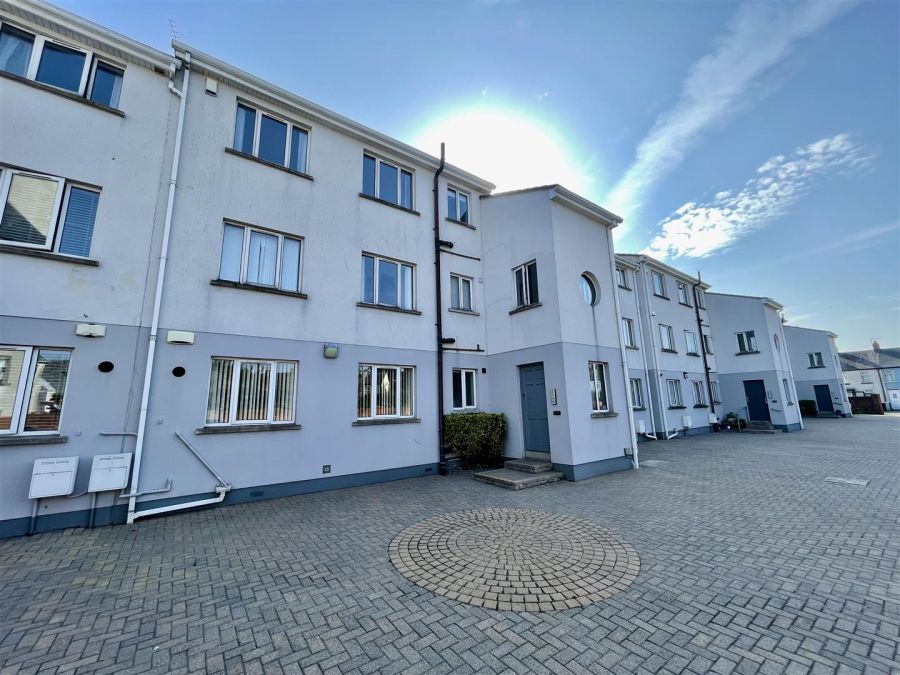 18 Dormans Court