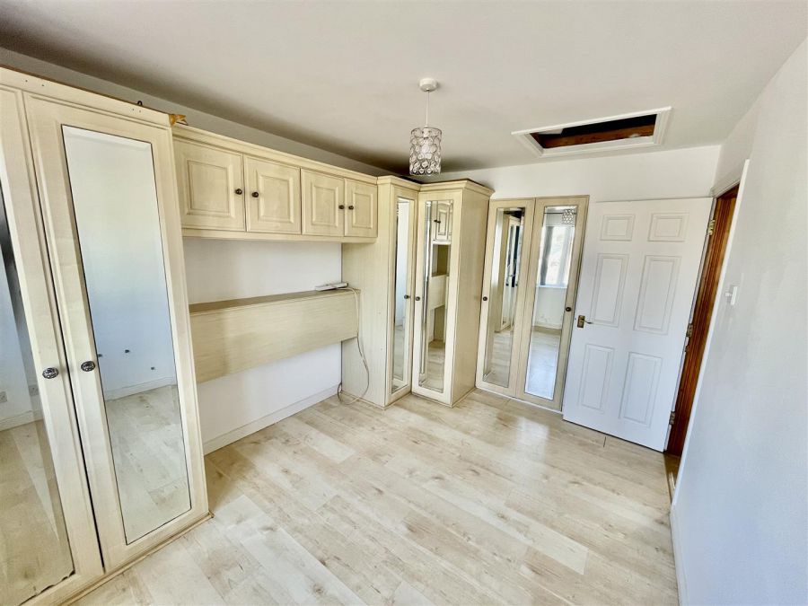 18 Dormans Court