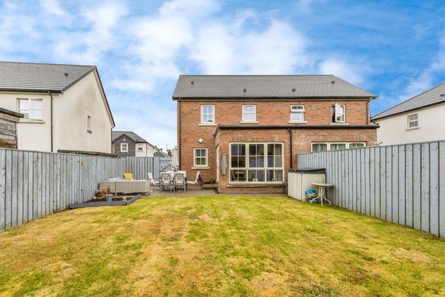 17 Helens Wood Way