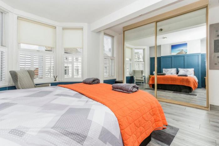 5 Dufferin Square