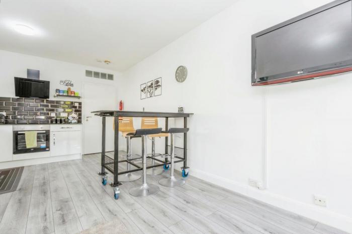 5 Dufferin Square
