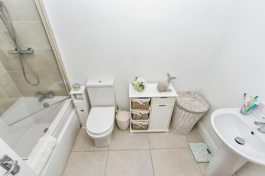 18 Helens Wood Green