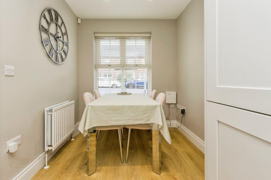 18 Helens Wood Green