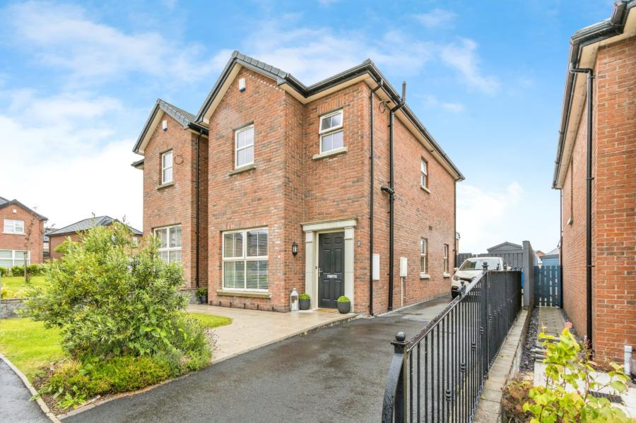 2 Helens Wood Place