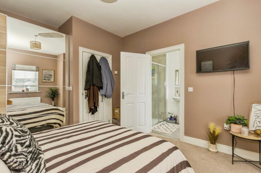 2 Helens Wood Place