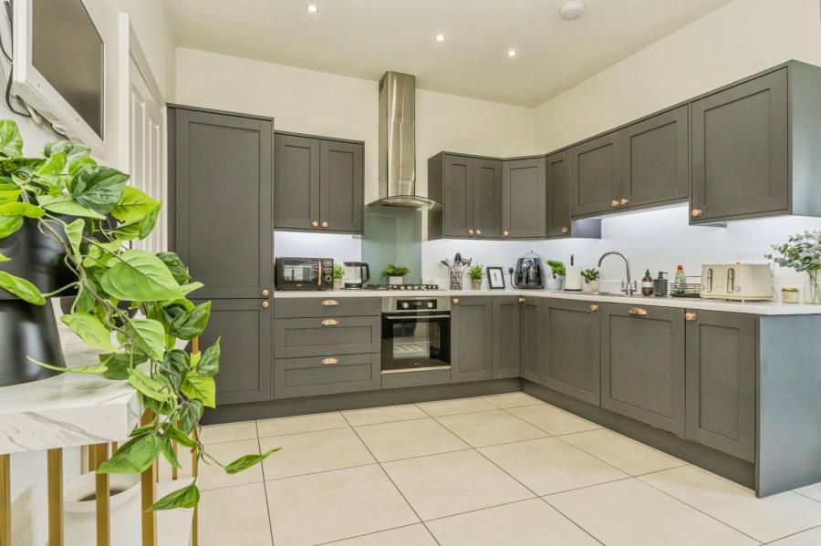 2 Helens Wood Place