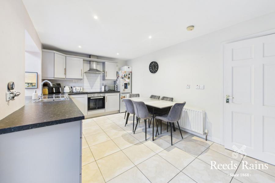 17 Stonebridge Green