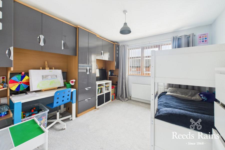 17 Stonebridge Green