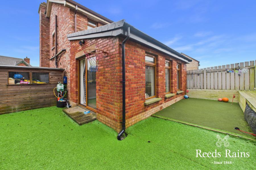 17 Stonebridge Green