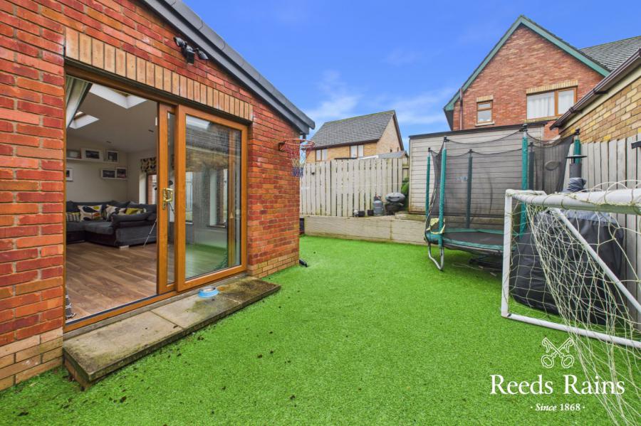 17 Stonebridge Green