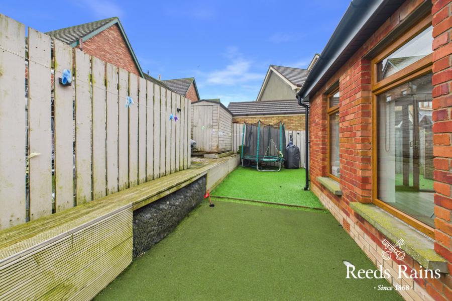 17 Stonebridge Green