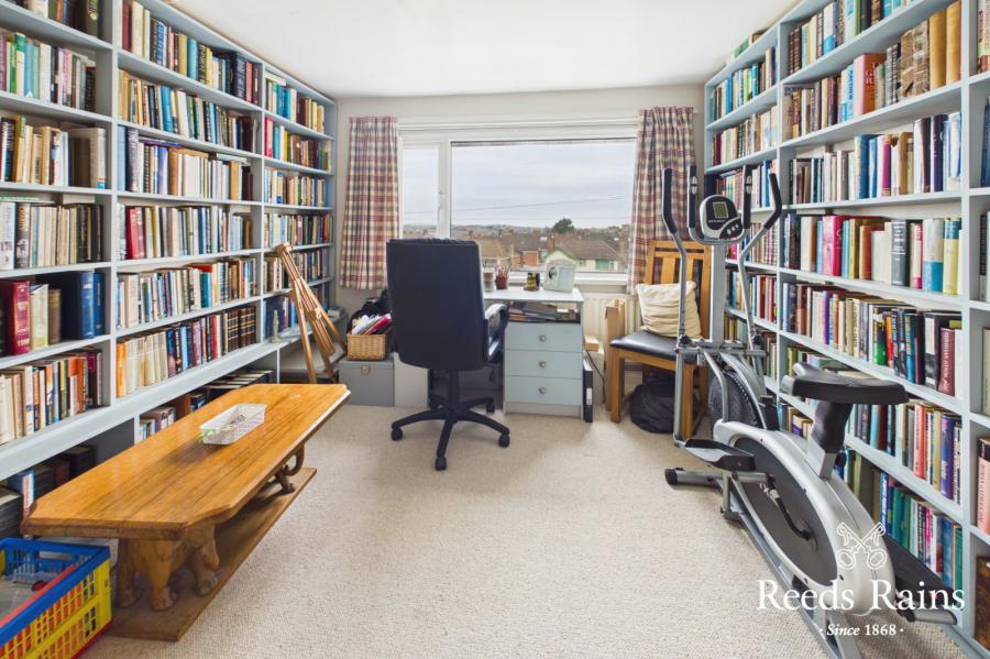 25 Cleland Park North