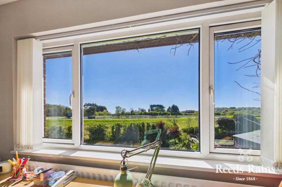 10 Beechfield Avenue