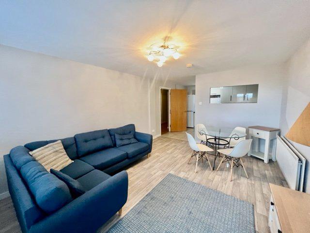 Apartment 6 17, Queens Square