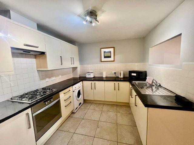 Apartment 6 17, Queens Square