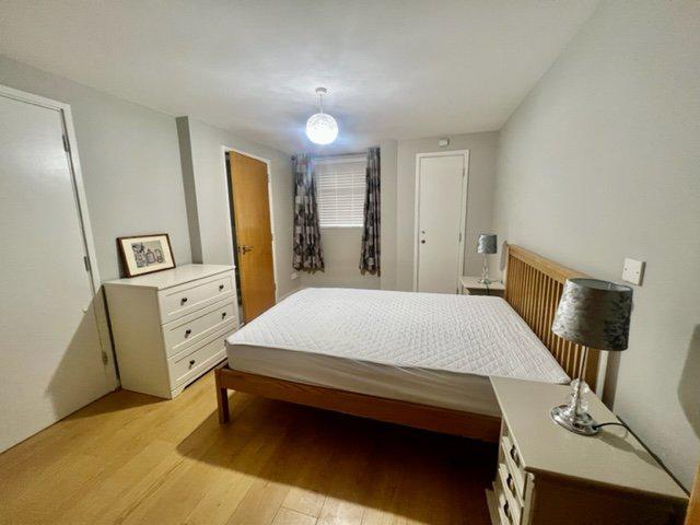 Apartment 6 17, Queens Square