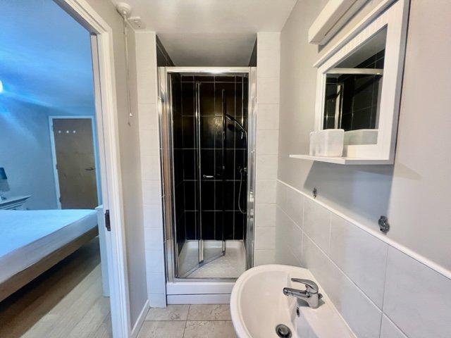 Apartment 6 17, Queens Square