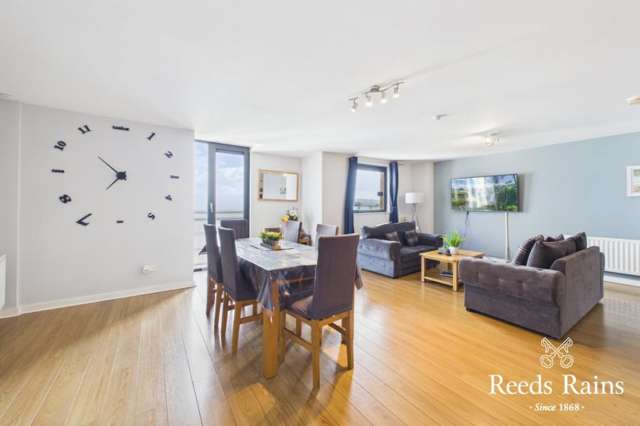 Apartment 11 17, Queens Square