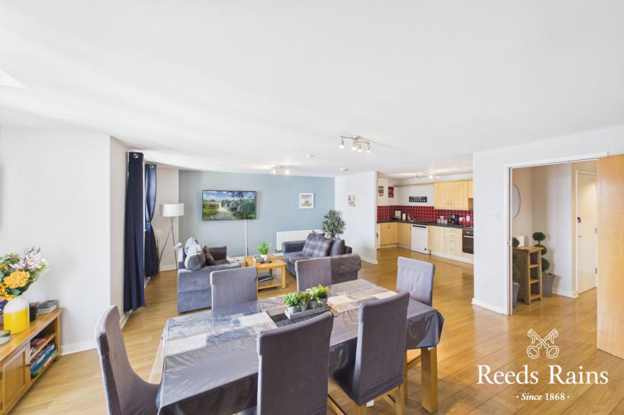 Apartment 11 17, Queens Square