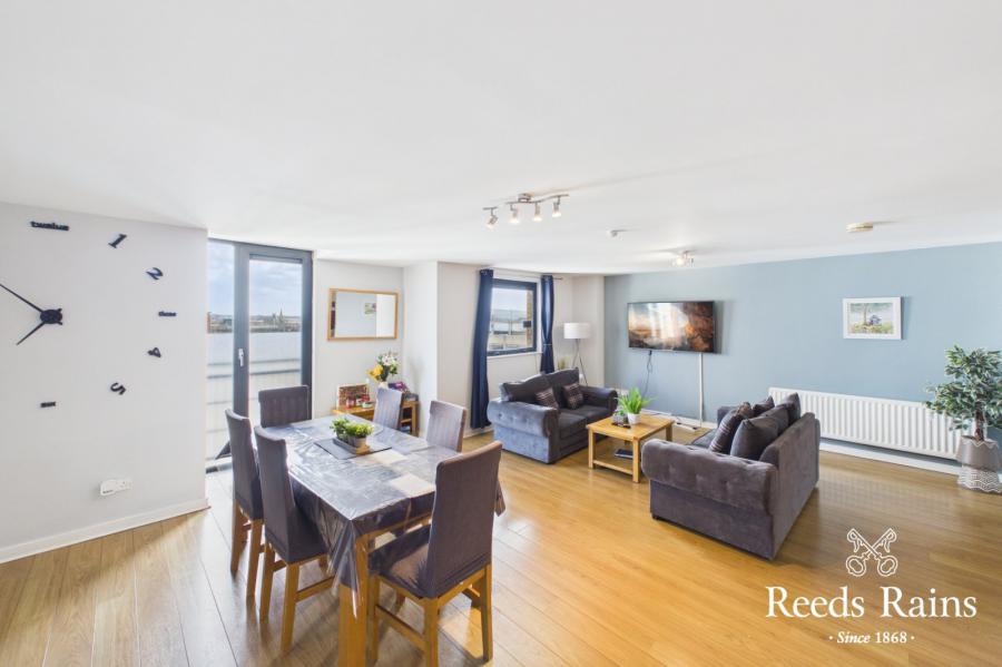 Apartment 11 17, Queens Square