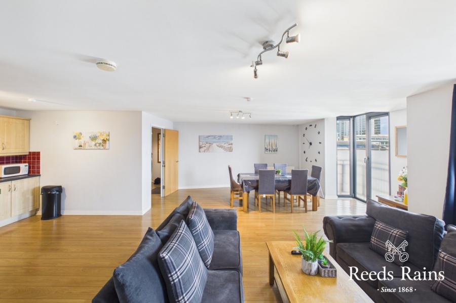 Apartment 11 17, Queens Square