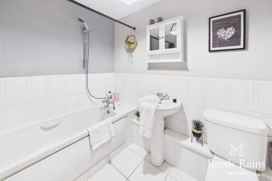 Apartment 11 17, Queens Square