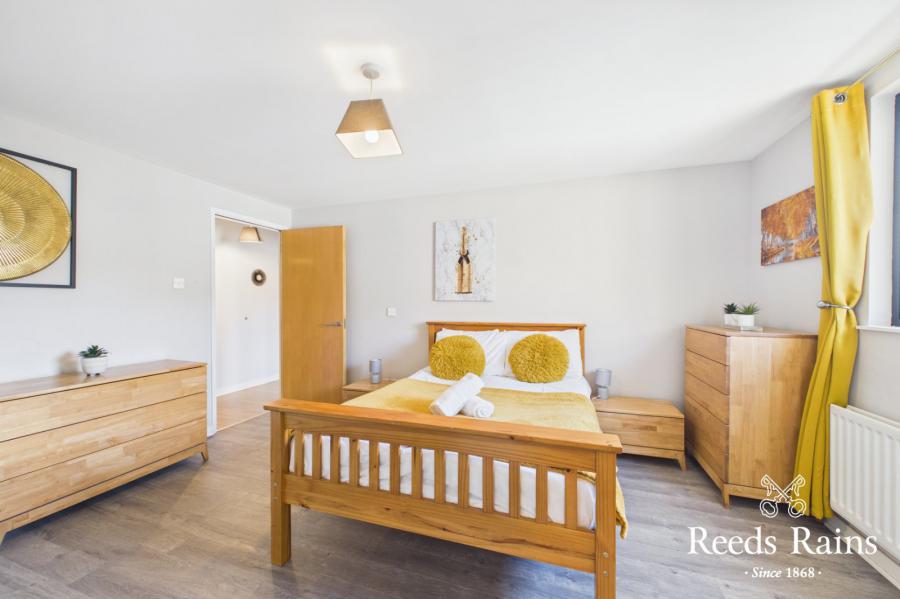 Apartment 11 17, Queens Square