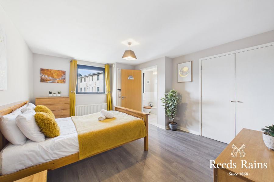 Apartment 11 17, Queens Square