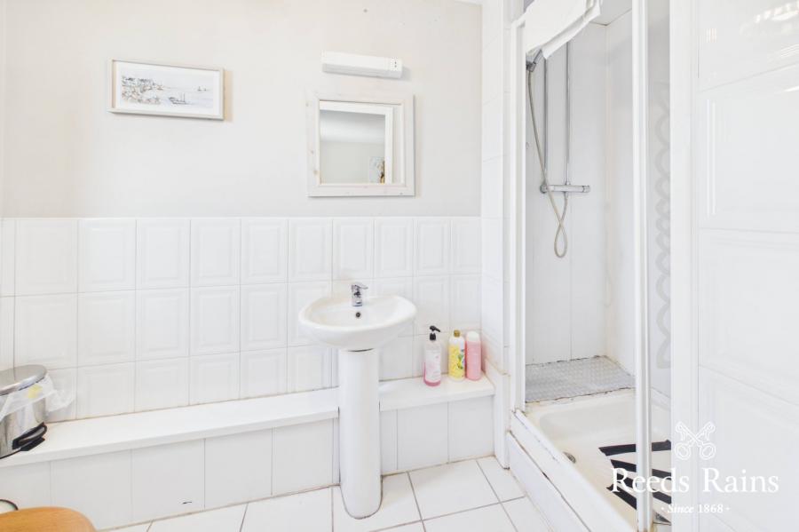 Apartment 11 17, Queens Square