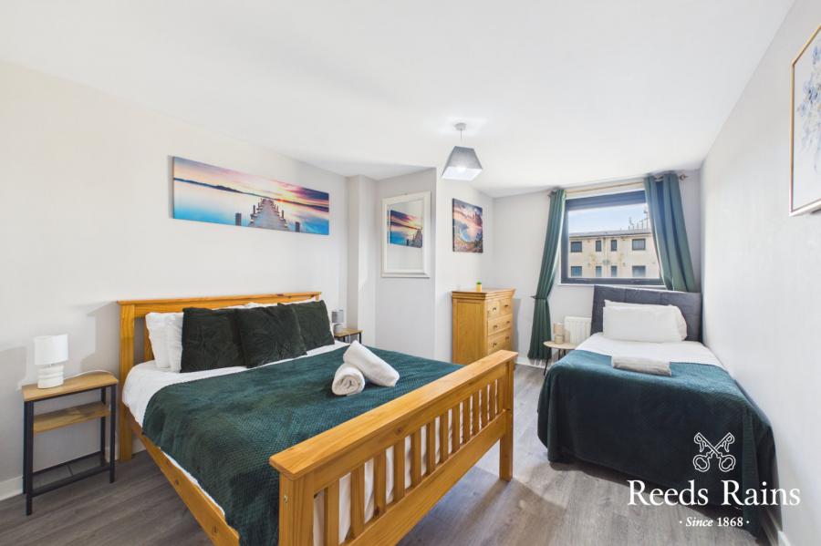 Apartment 11 17, Queens Square