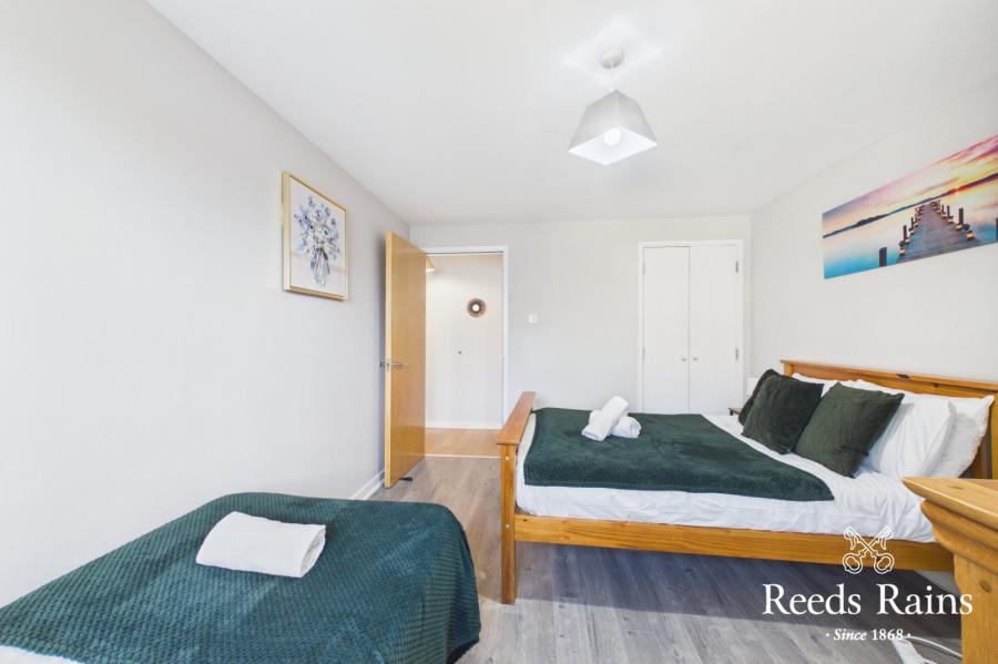 Apartment 11 17, Queens Square