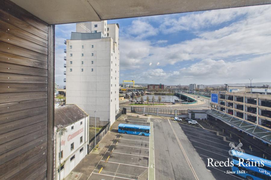 Apartment 11 17, Queens Square