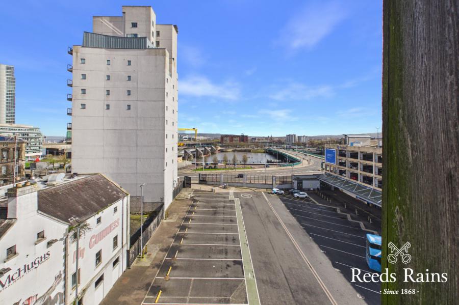 Apartment 11 17, Queens Square