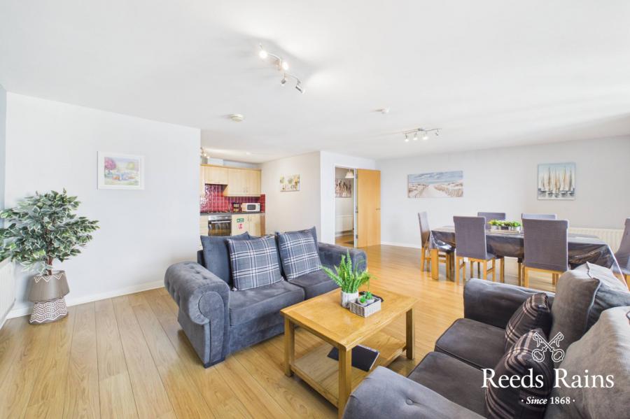 Apartment 11 17, Queens Square