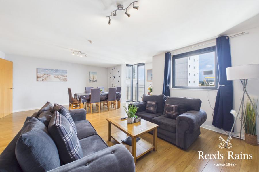 Apartment 11 17, Queens Square